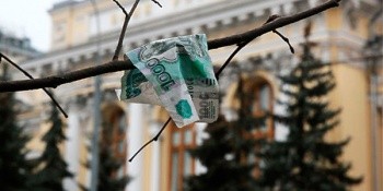 Падение рубля не помогает экономике России
